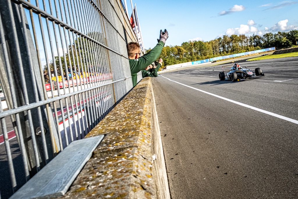 Sebastian Bach sikrede Rookie-titlen i Nordic 4 i fjor. Nu går aalborgenseren efter Danmarksmesterskabet med STEP Motorsport.
(Foto: STEP)